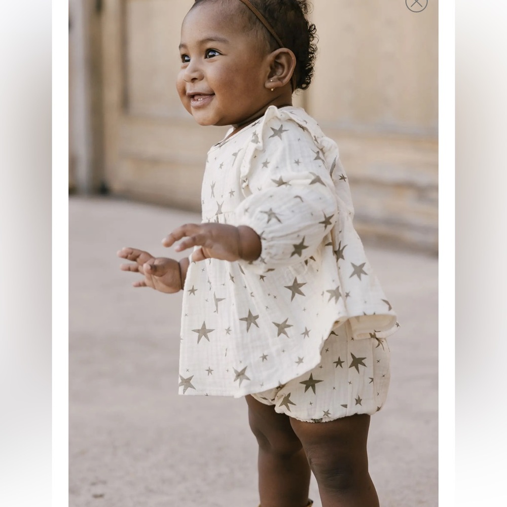 Rylee + Cru Cotton Bubble Shorts – Natural Stars (12–18M)